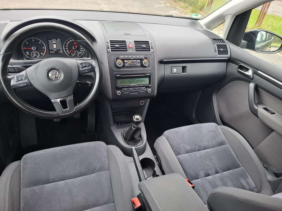 Volkswagen Touran 2011 — photo 16