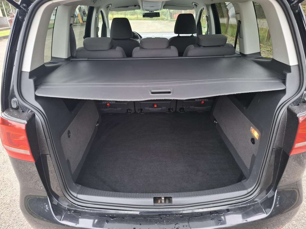 Volkswagen Touran 2011 — photo 17