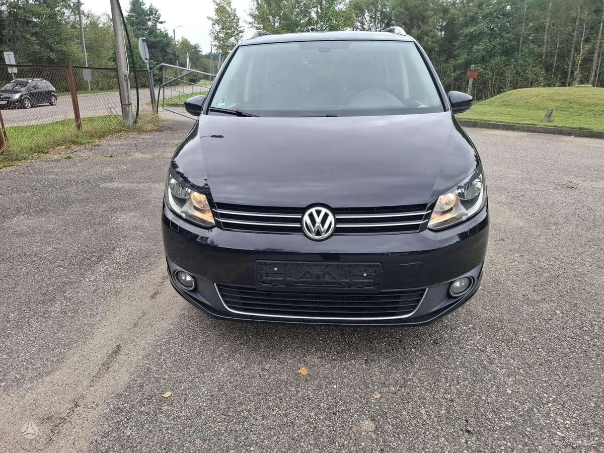 Volkswagen Touran 2011 — interior