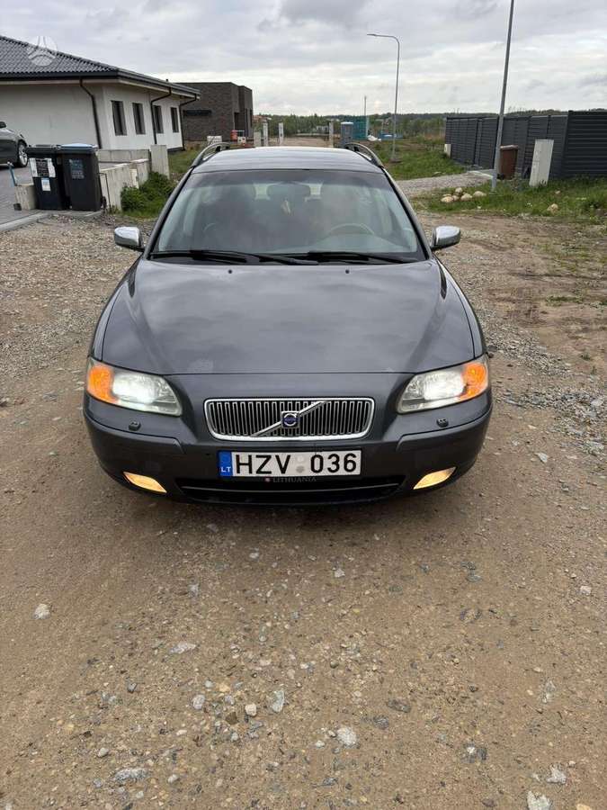 Volvo V70 2005 — вигляд ззаду