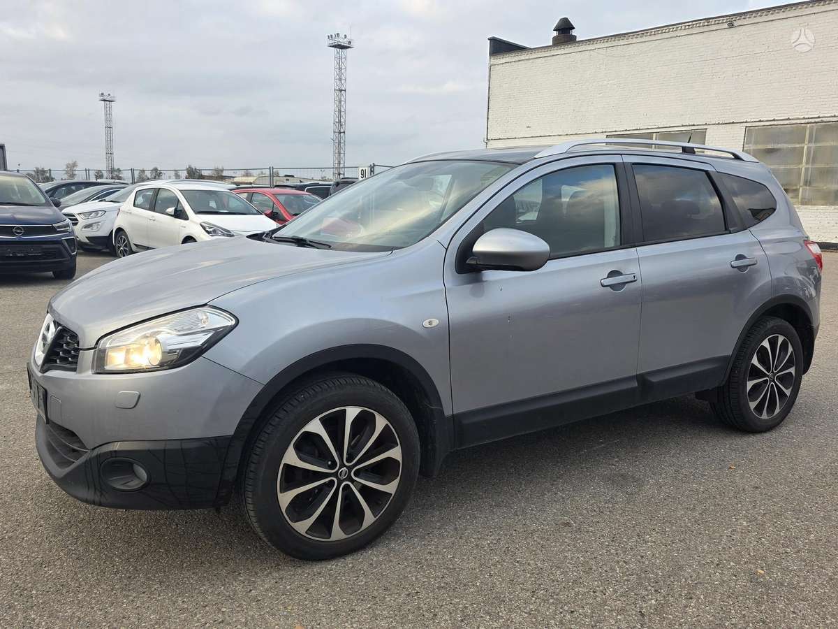 Nissan Qashqai 2012 — rear view
