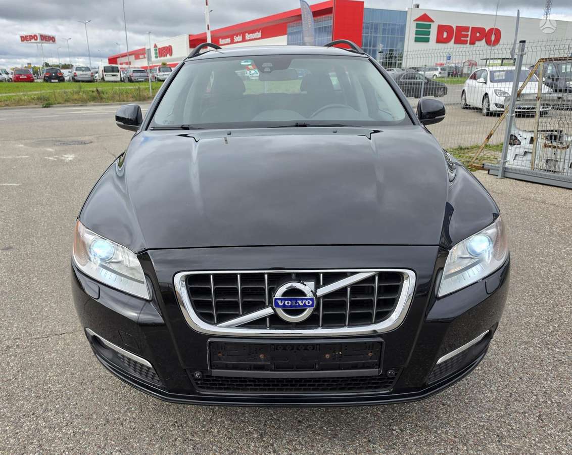 Volvo V70 2011 — вигляд ззаду