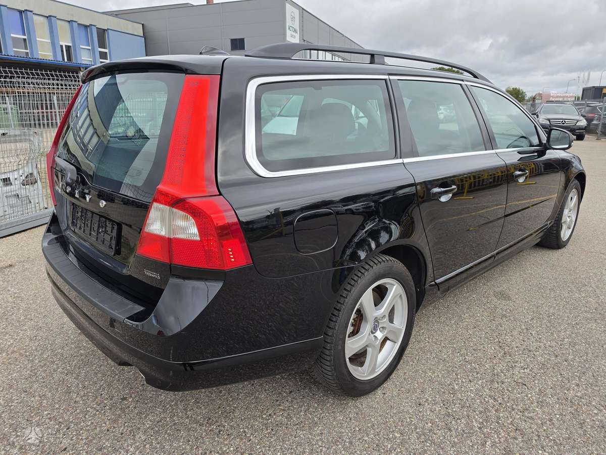 Volvo V70 2011 — двигун 2400 cm³, 215 HP (158kW)