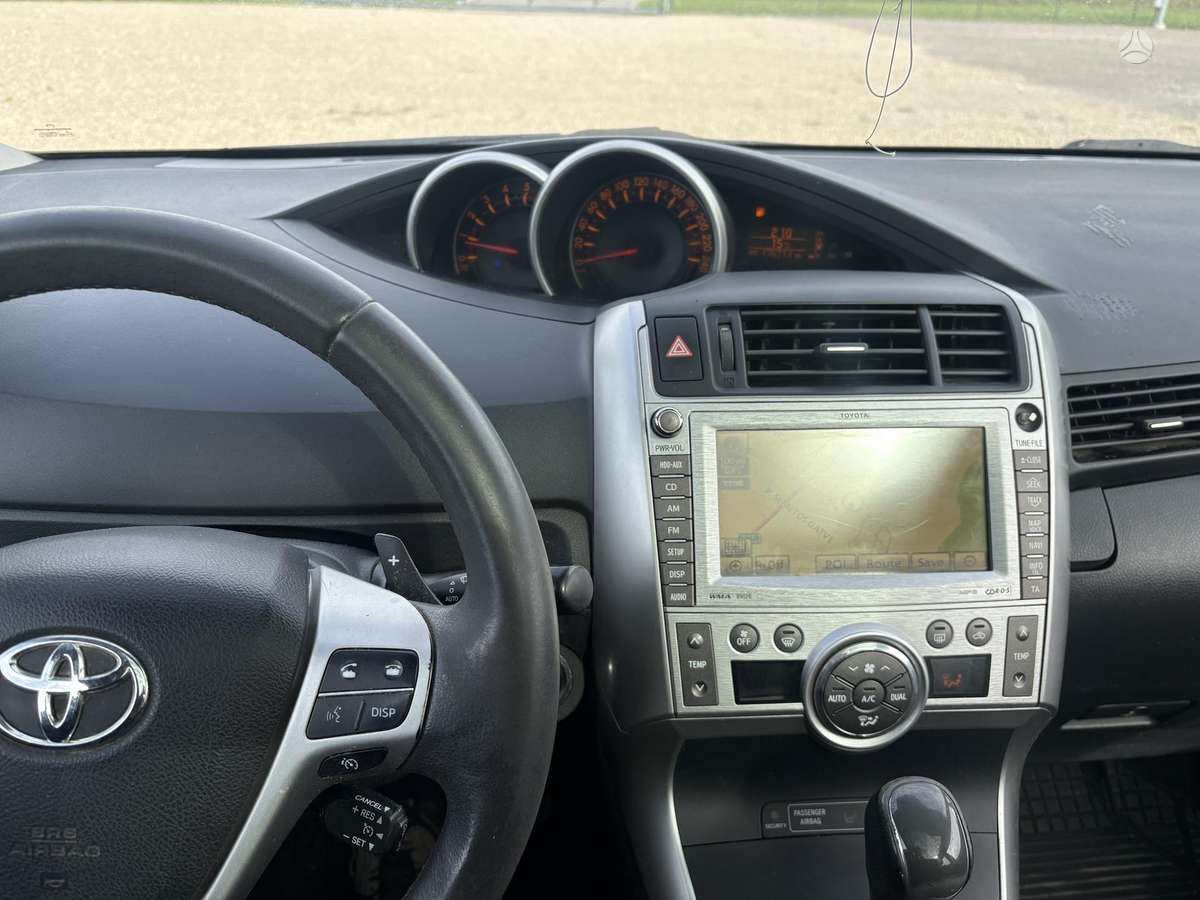 Toyota Verso 2010 — photo 11