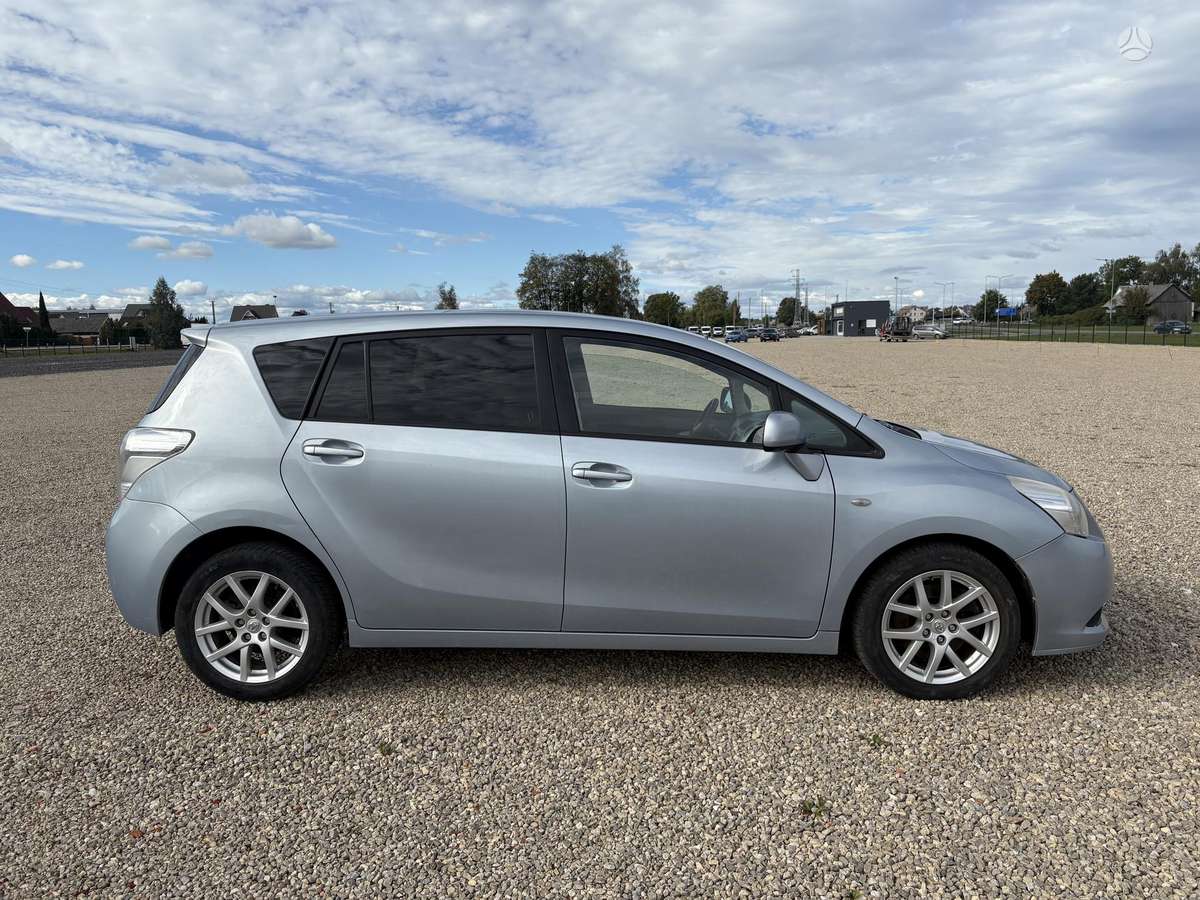 Toyota Verso 2010 — rear view