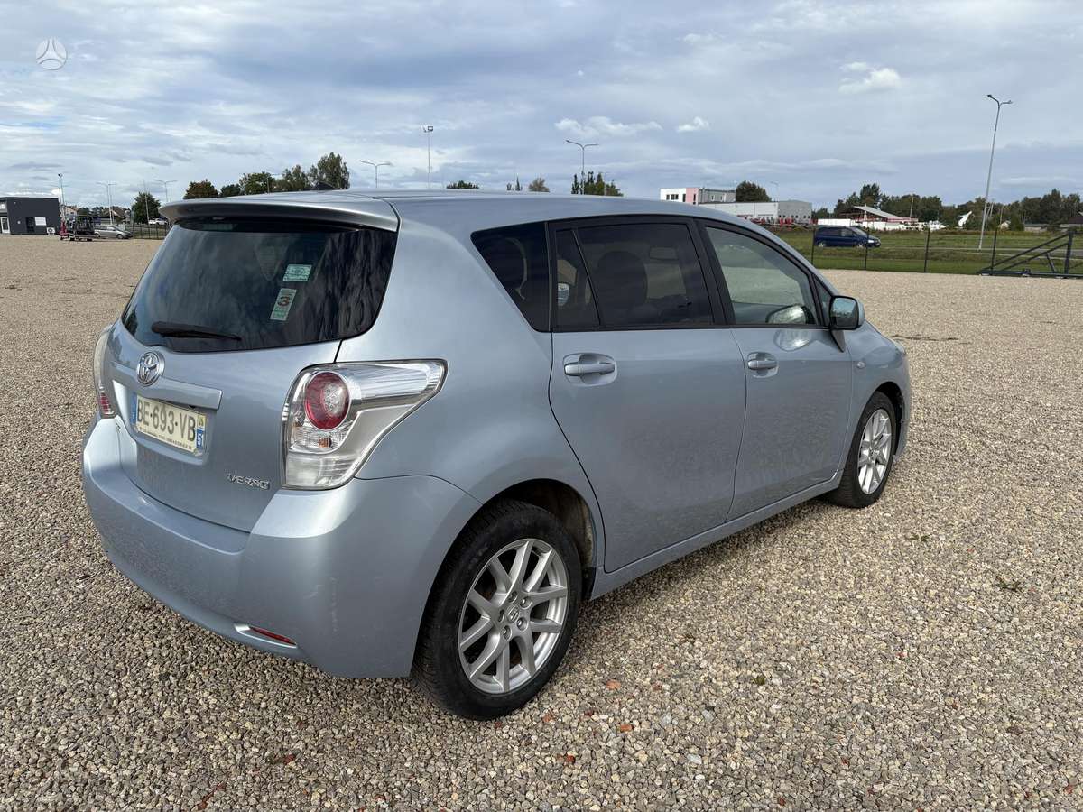 Toyota Verso 2010 — interior