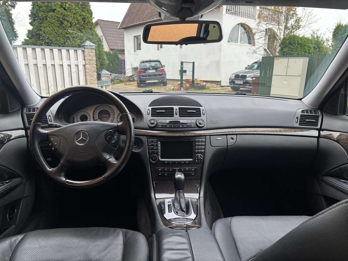 Mercedes-Benz E500 2004 — photo 10