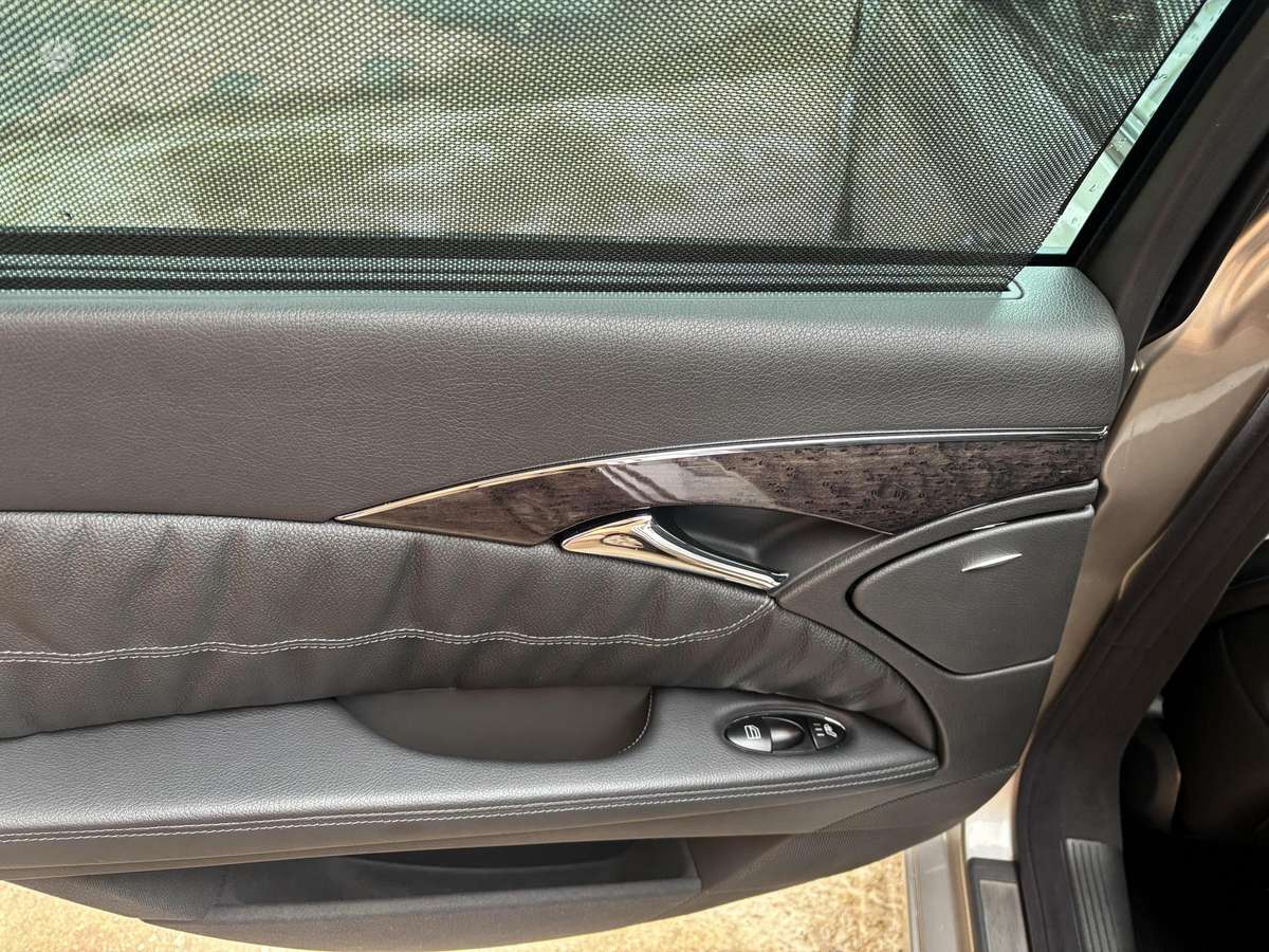 Mercedes-Benz E500 2004 — photo 11