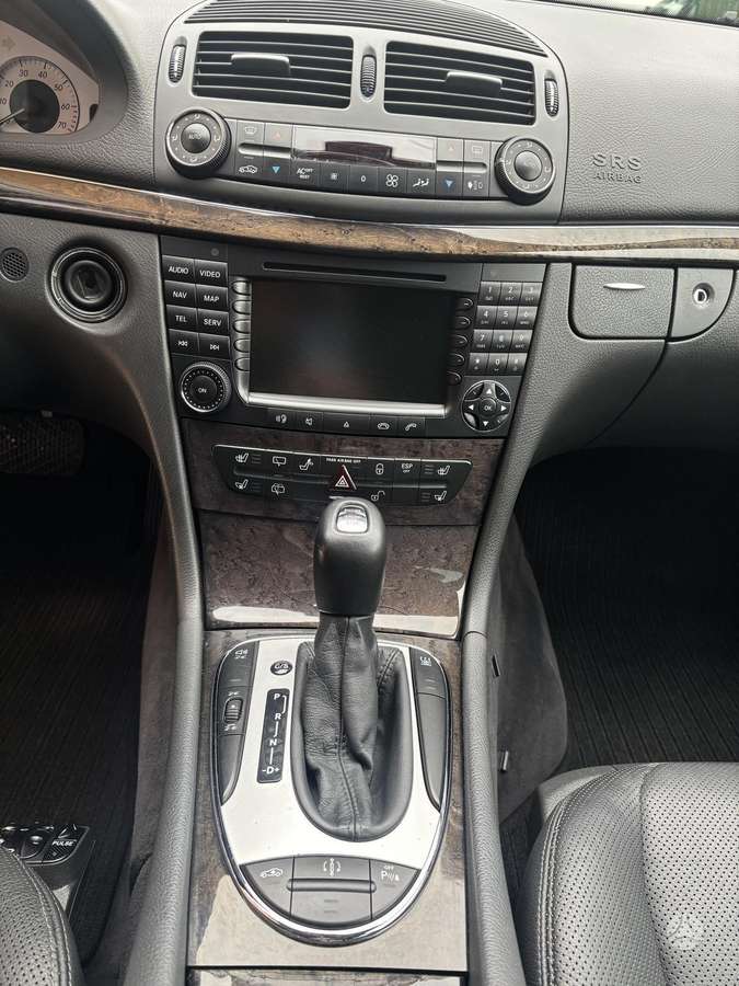 Mercedes-Benz E500 2004 — photo 13