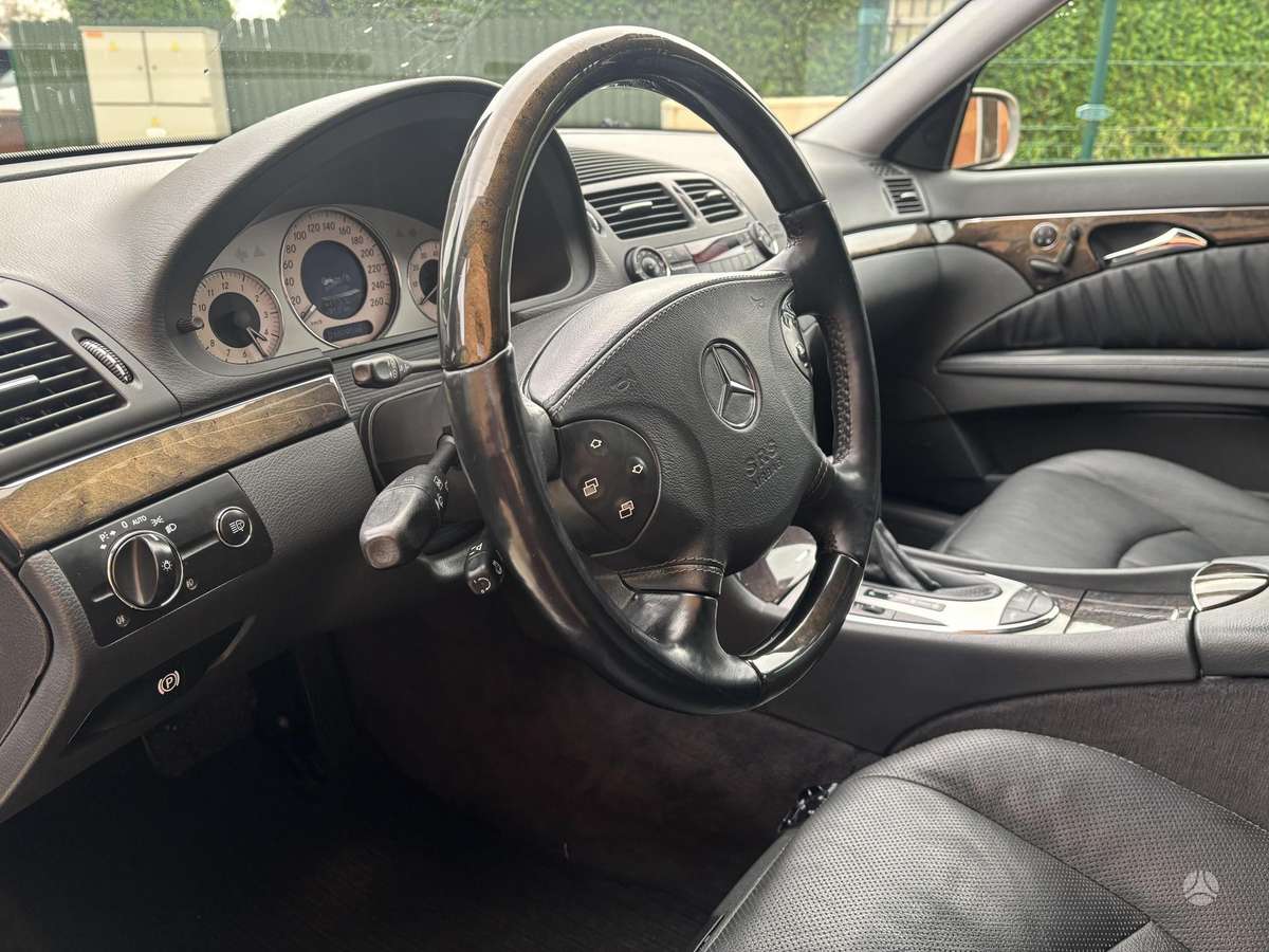 Mercedes-Benz E500 2004 — photo 14