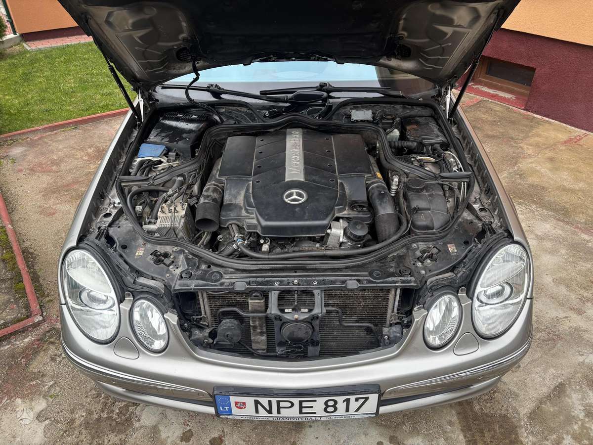 Mercedes-Benz E500 2004 — photo 16
