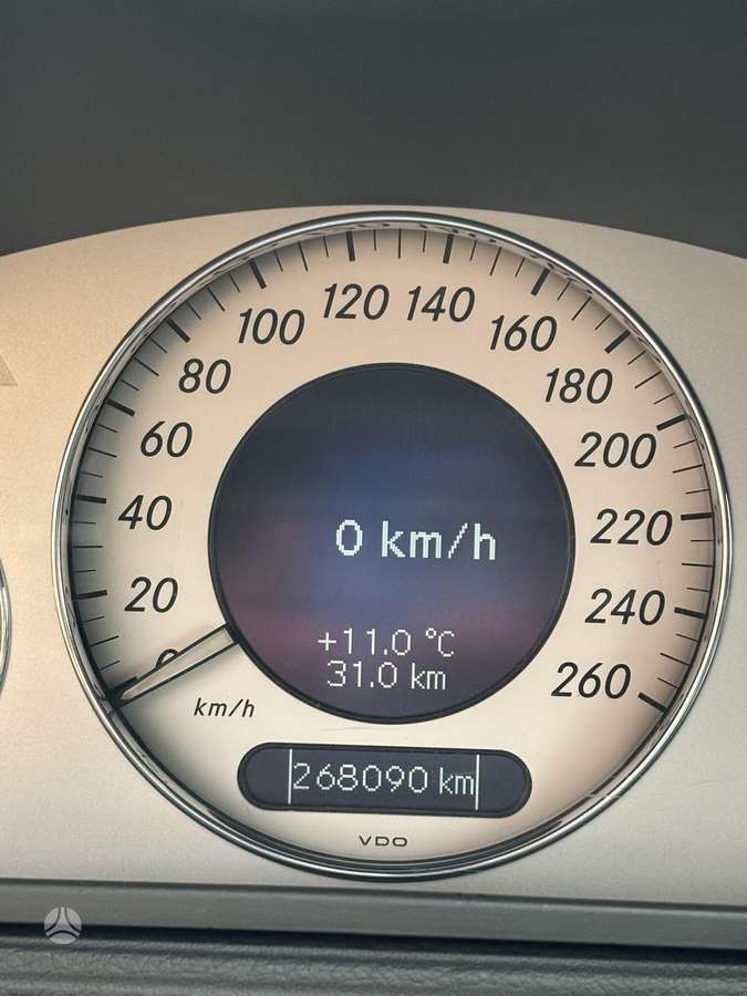 Mercedes-Benz E500 2004 — photo 17
