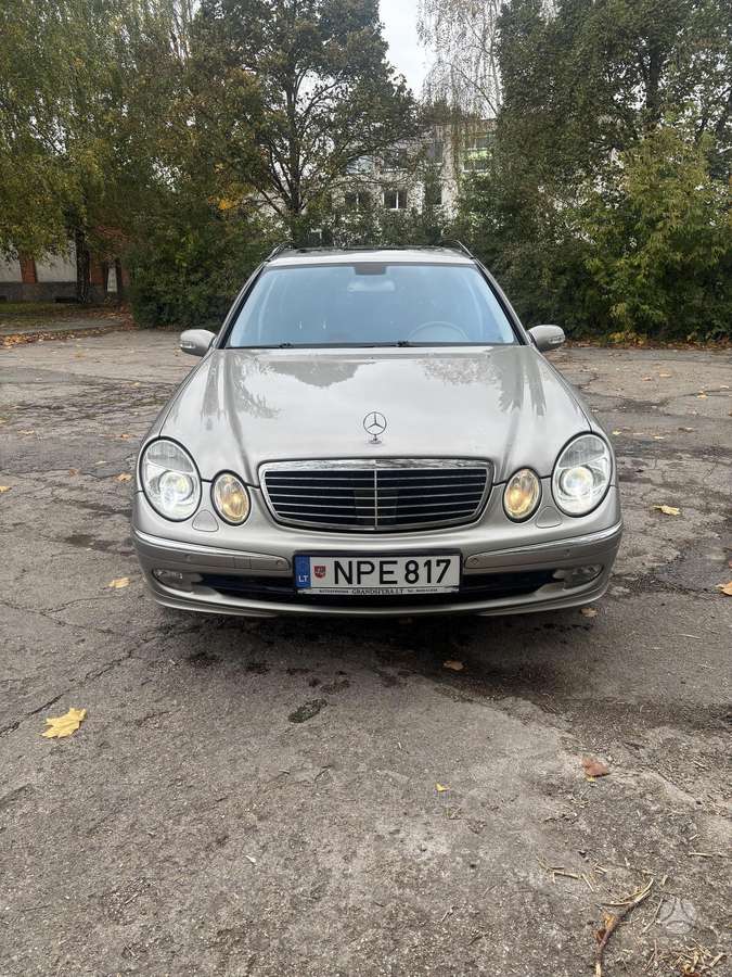 Mercedes-Benz E500 2004 — rear view