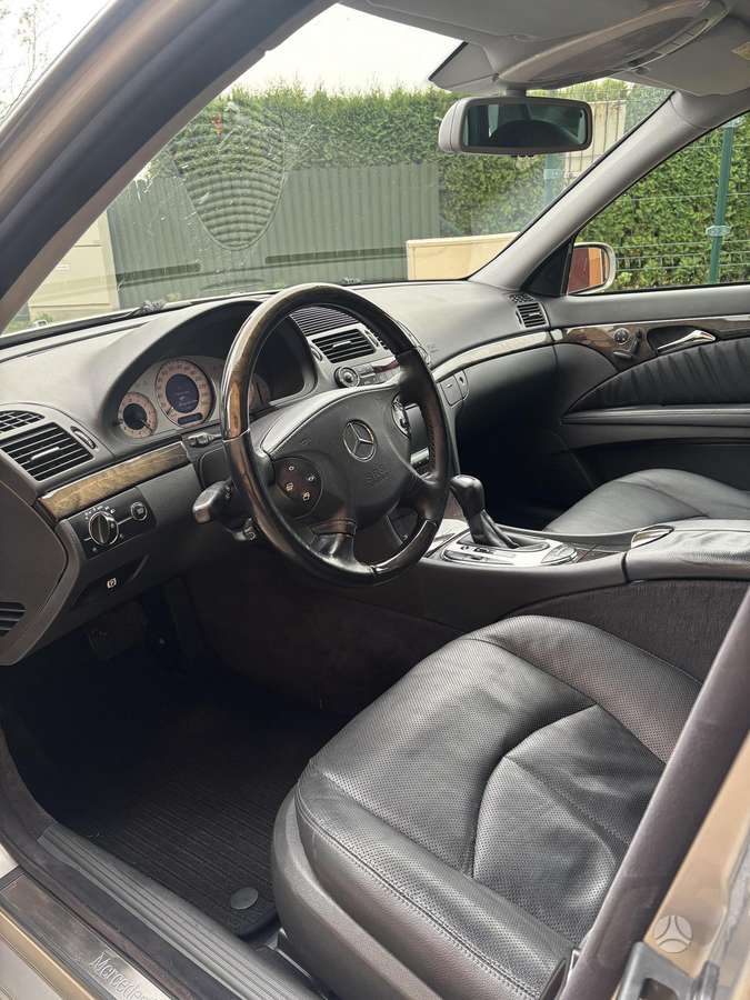 Mercedes-Benz E500 2004 — photo 9