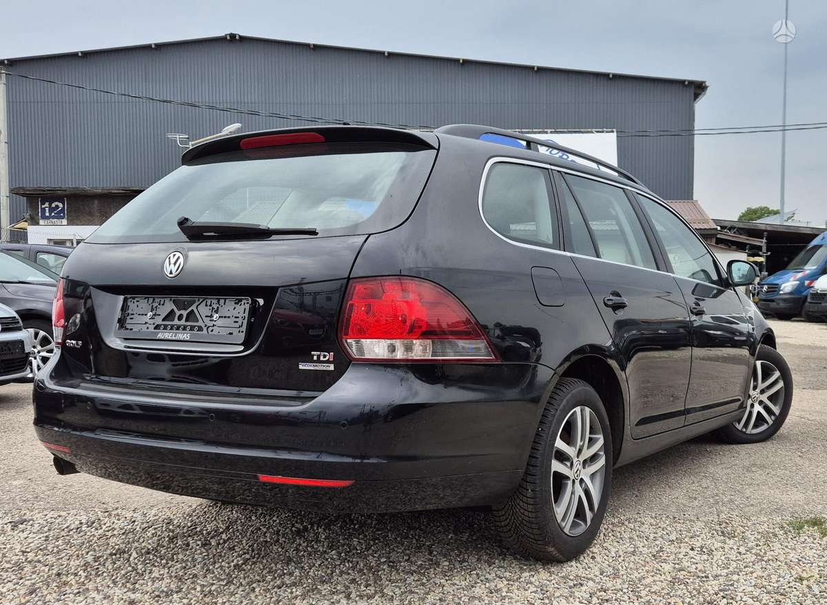 Volkswagen Golf 2011 — салон