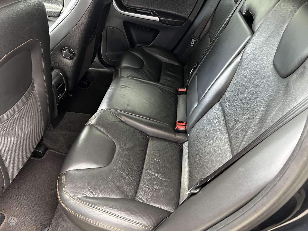 Volvo XC60 2010 — photo 13