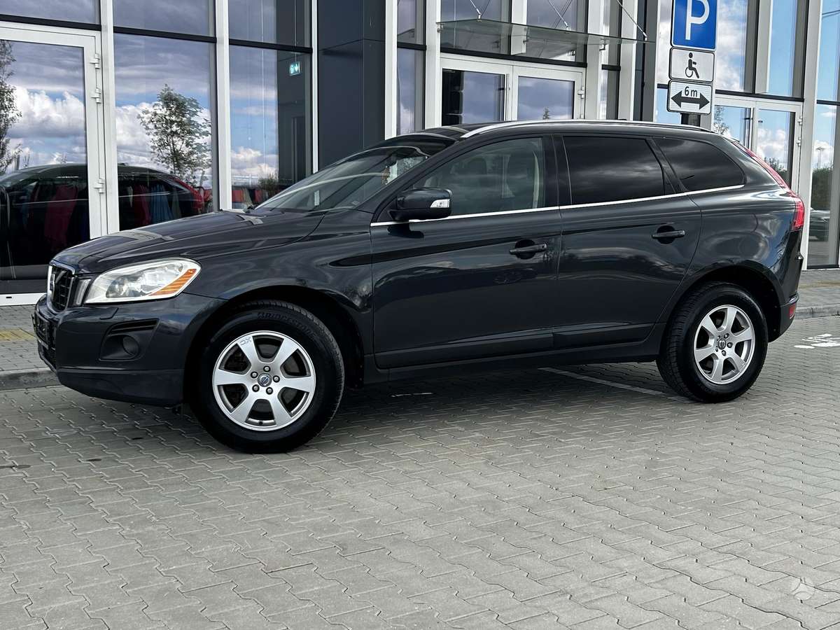 Volvo XC60 2010 — rear view