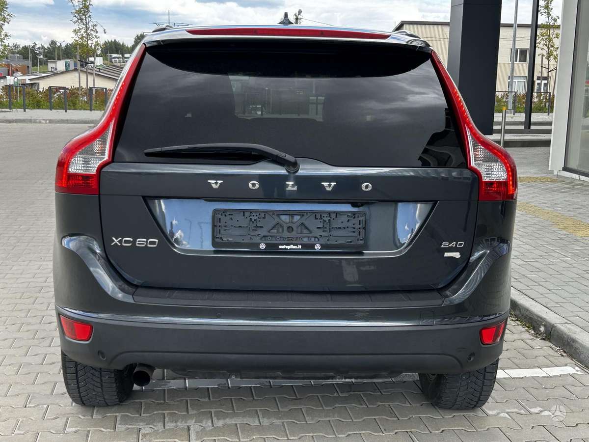 Volvo XC60 2010 — engine 2400 cm³, 175 HP (129kW)