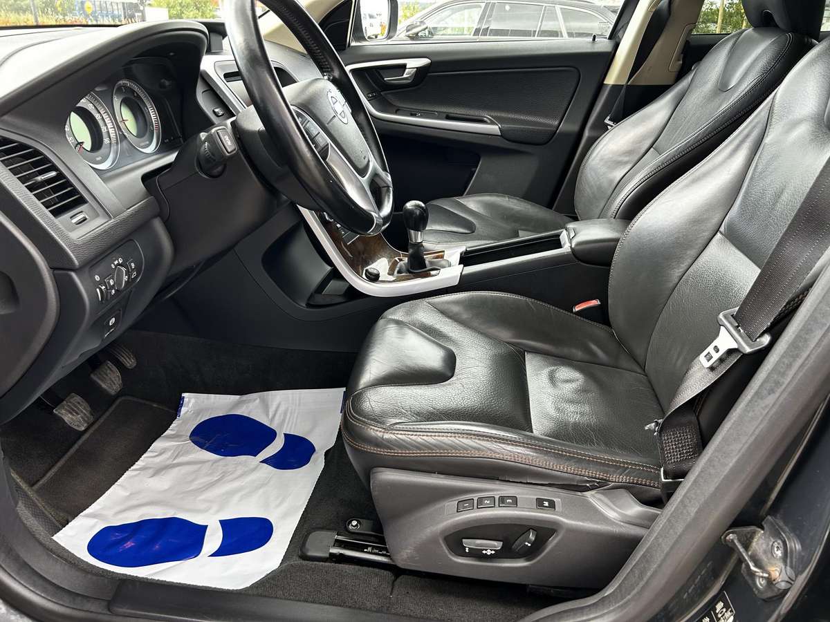 Volvo XC60 2010 — photo 8