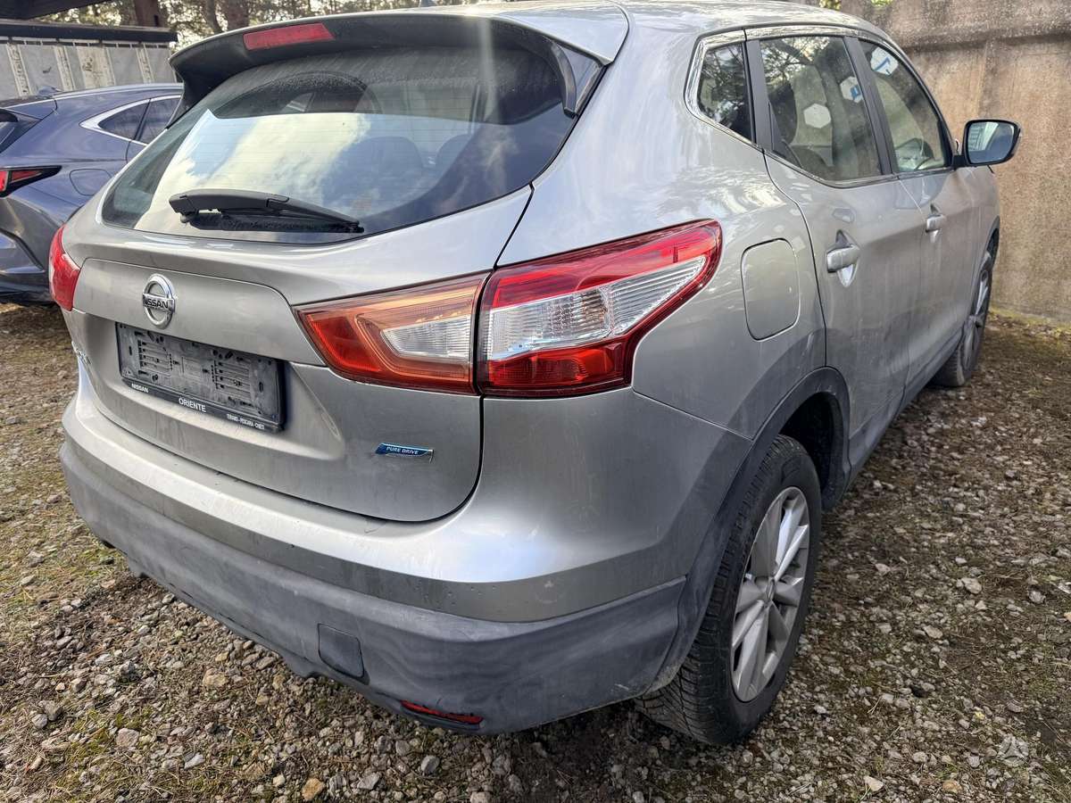 Nissan Qashqai 2015 — вигляд ззаду