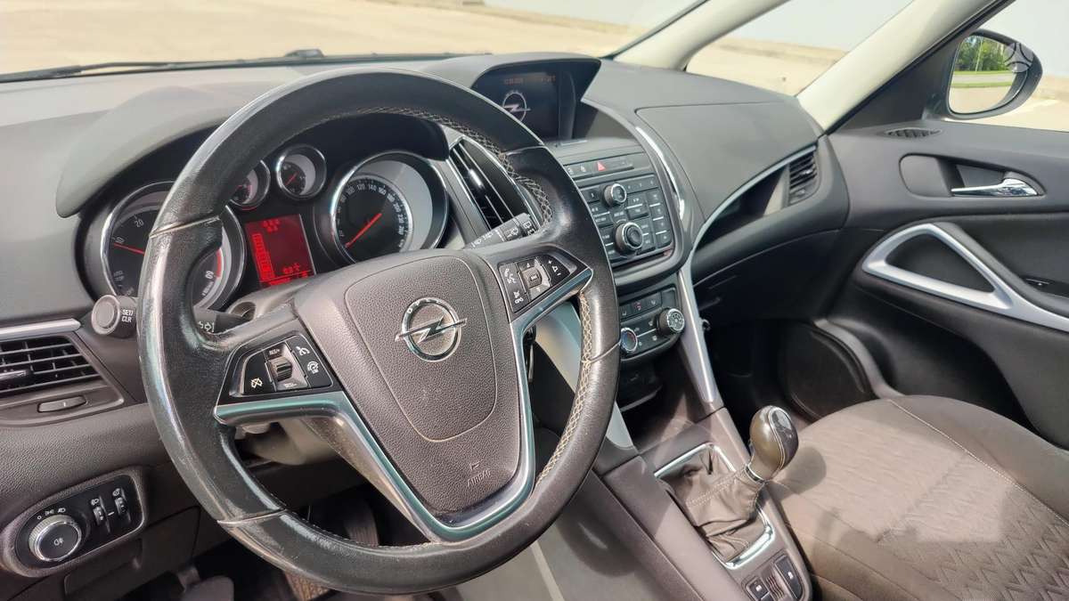 Opel Zafira 2013 — rear view