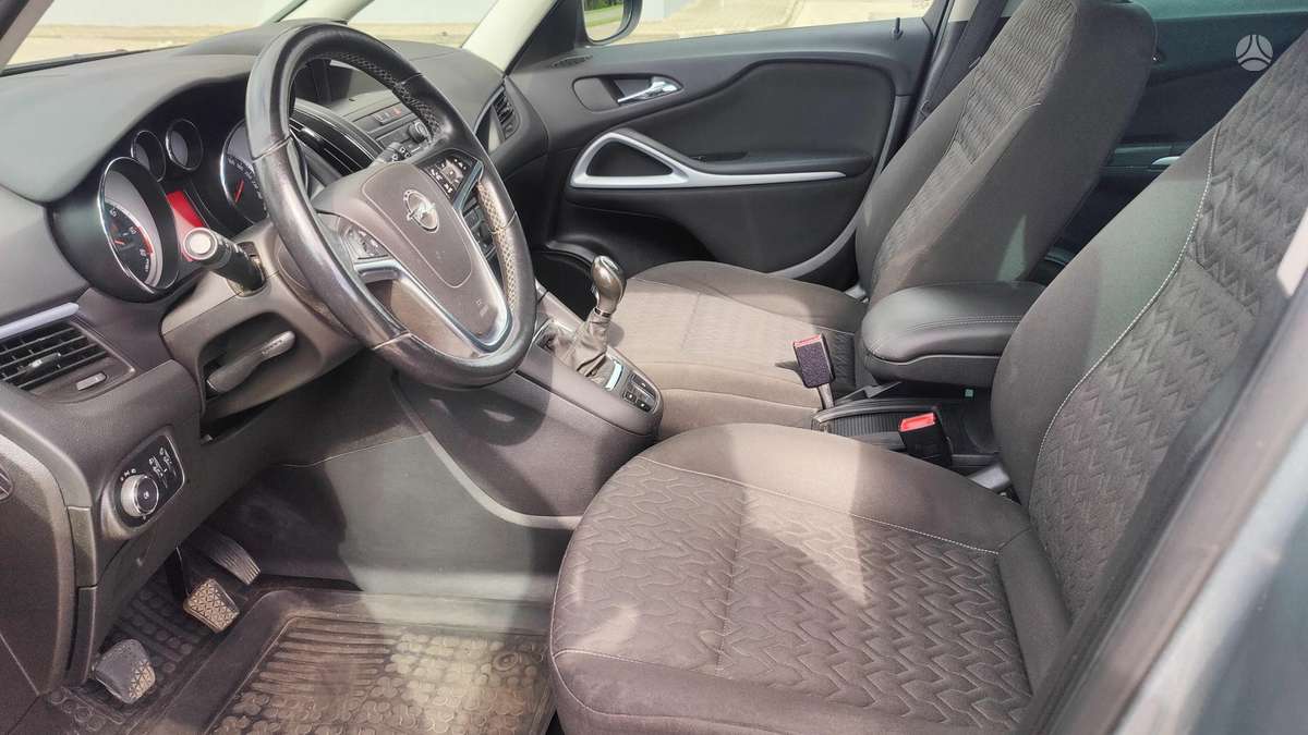 Opel Zafira 2013 — interior