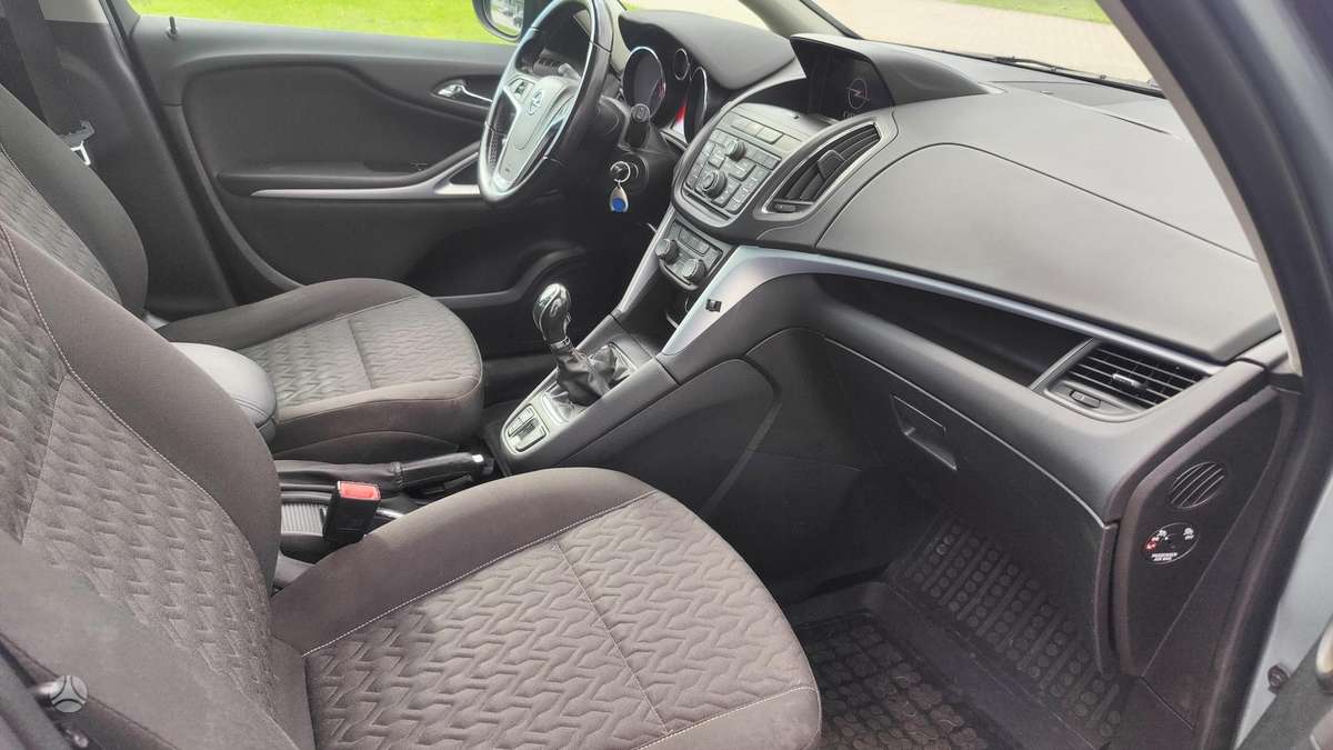 Opel Zafira 2013 — photo 5