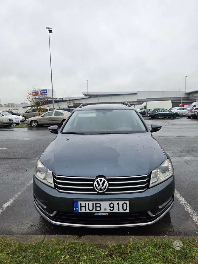 Volkswagen Passat 2012 — вигляд ззаду