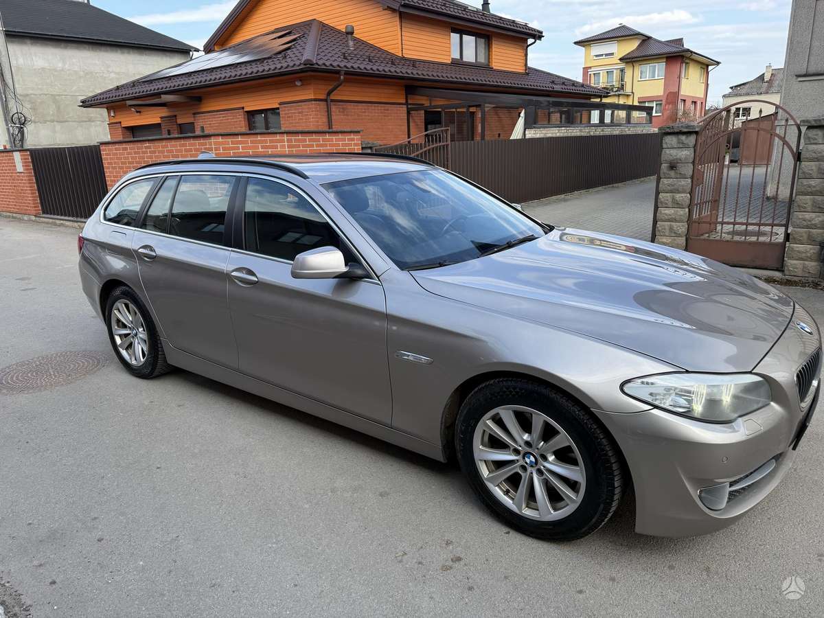 BMW 525 2013 — салон