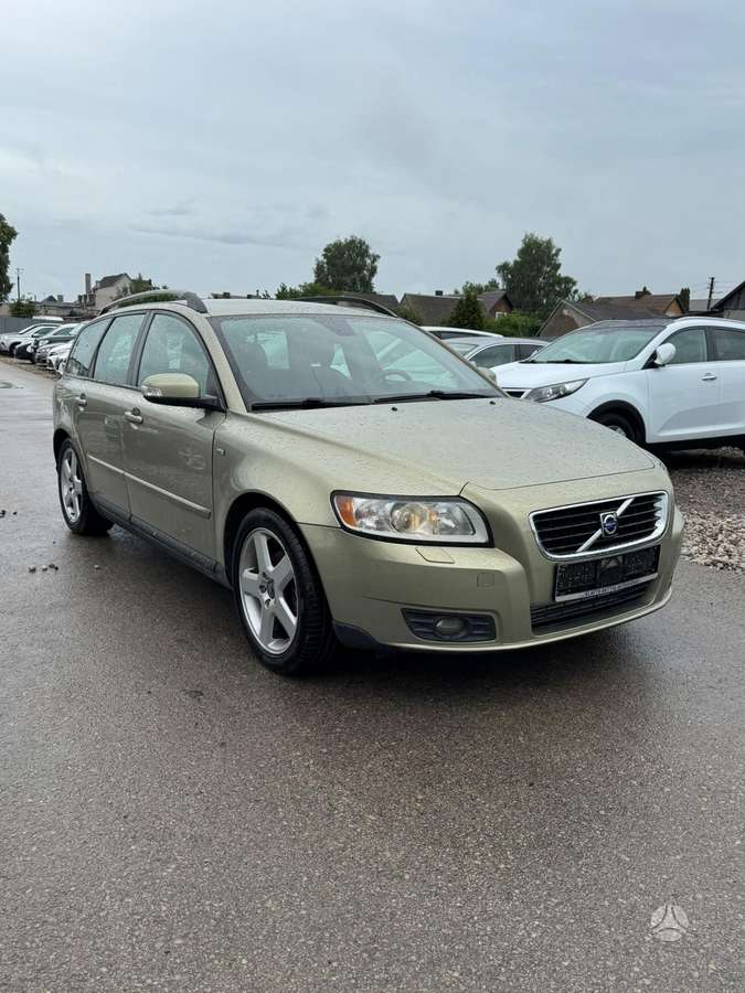 Volvo V50 2010 — rear view