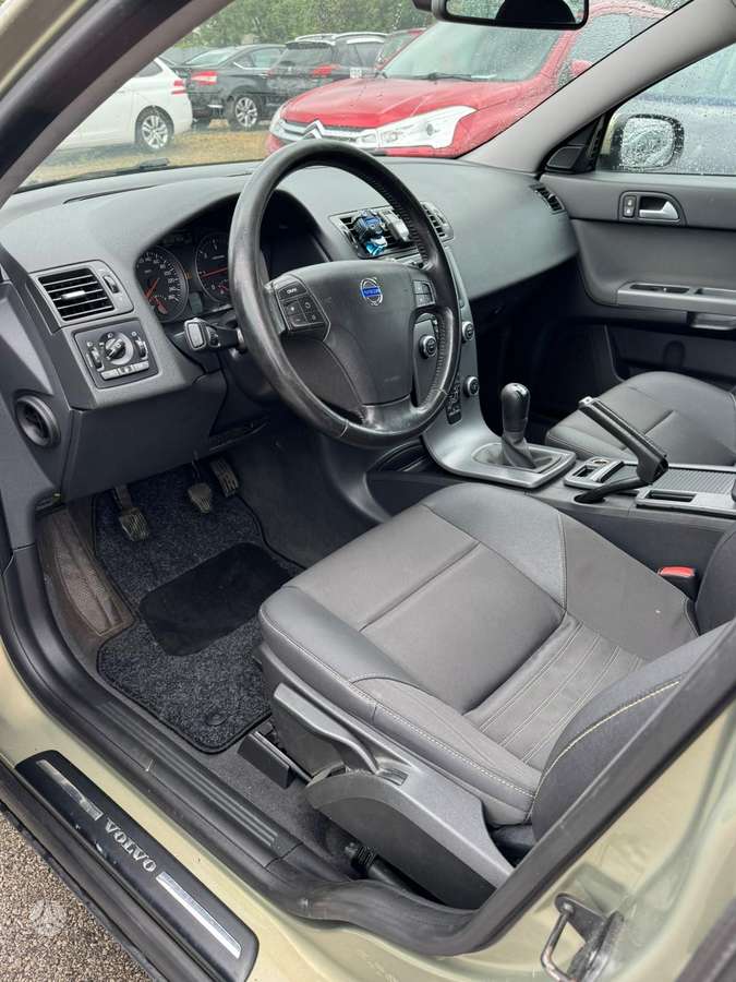 Volvo V50 2010 — photo 8