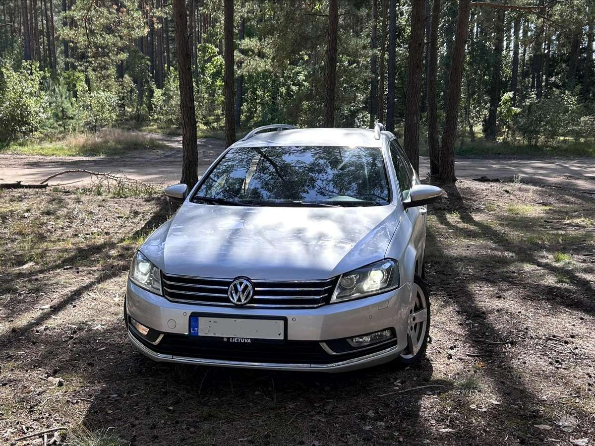 Volkswagen Passat 2012 — rear view