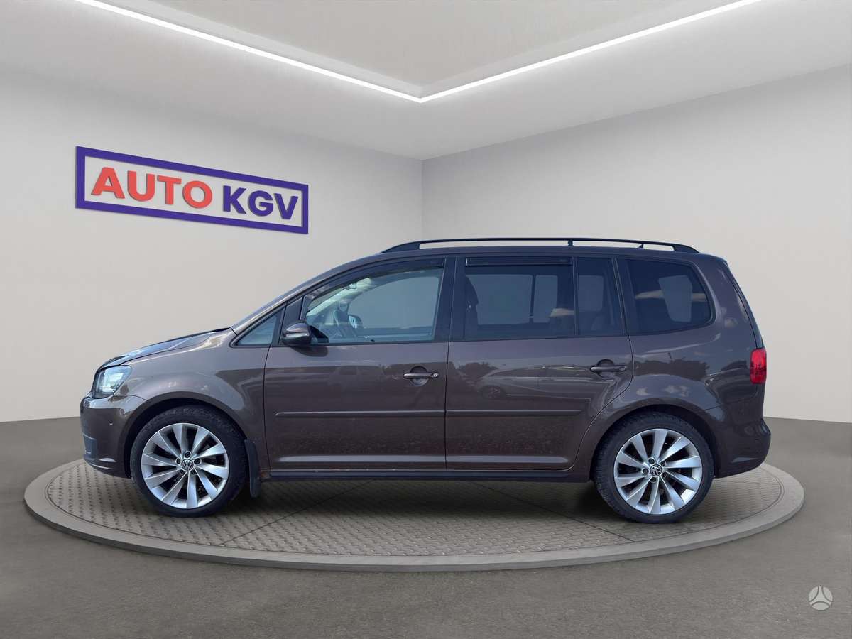 Volkswagen Touran 2011 — вигляд ззаду
