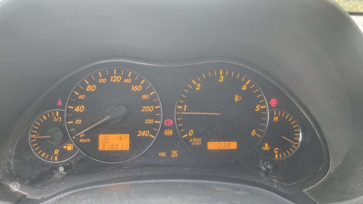 Toyota Avensis 2004 — interior
