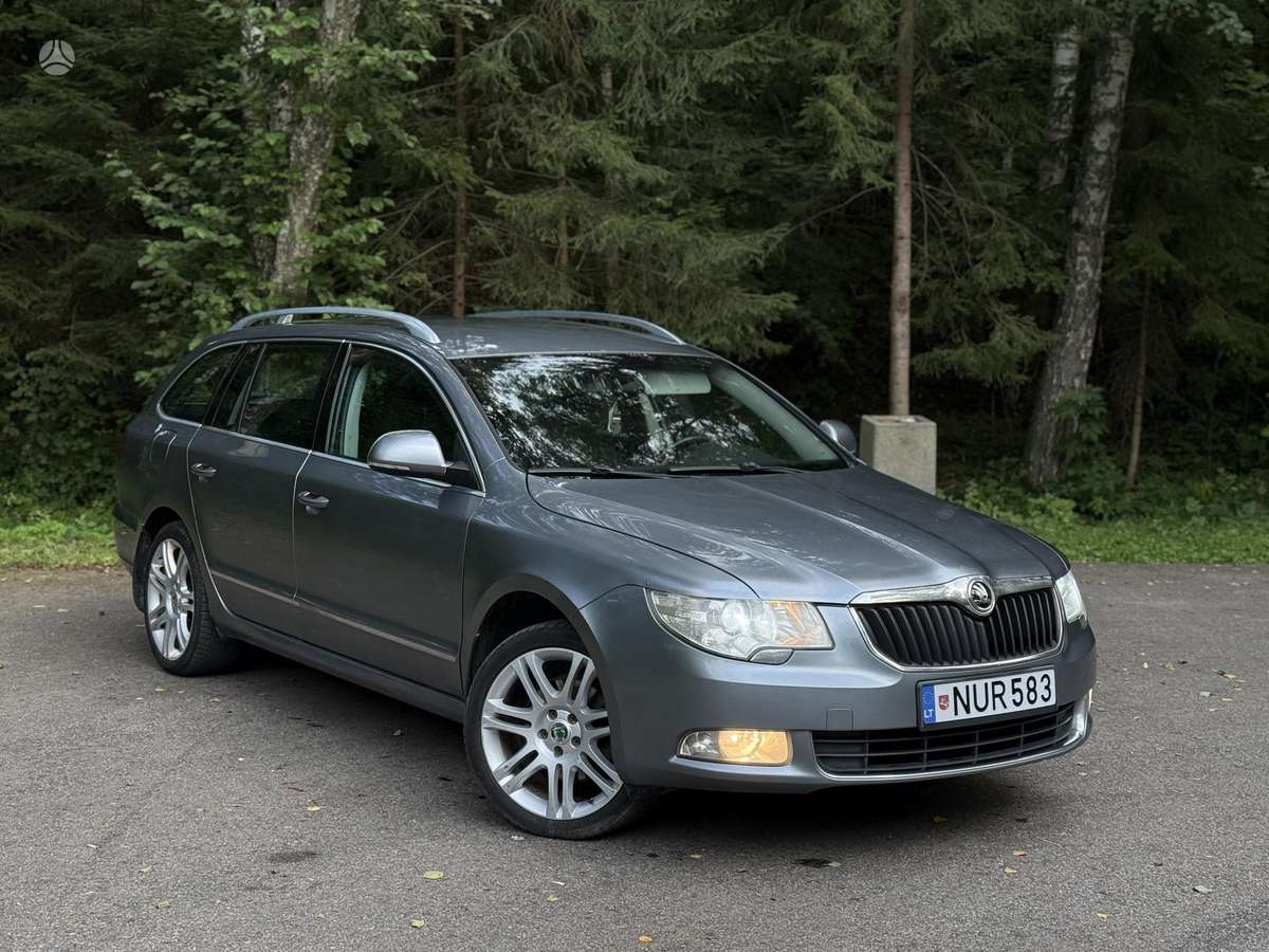 Skoda Superb 2011 — вигляд ззаду