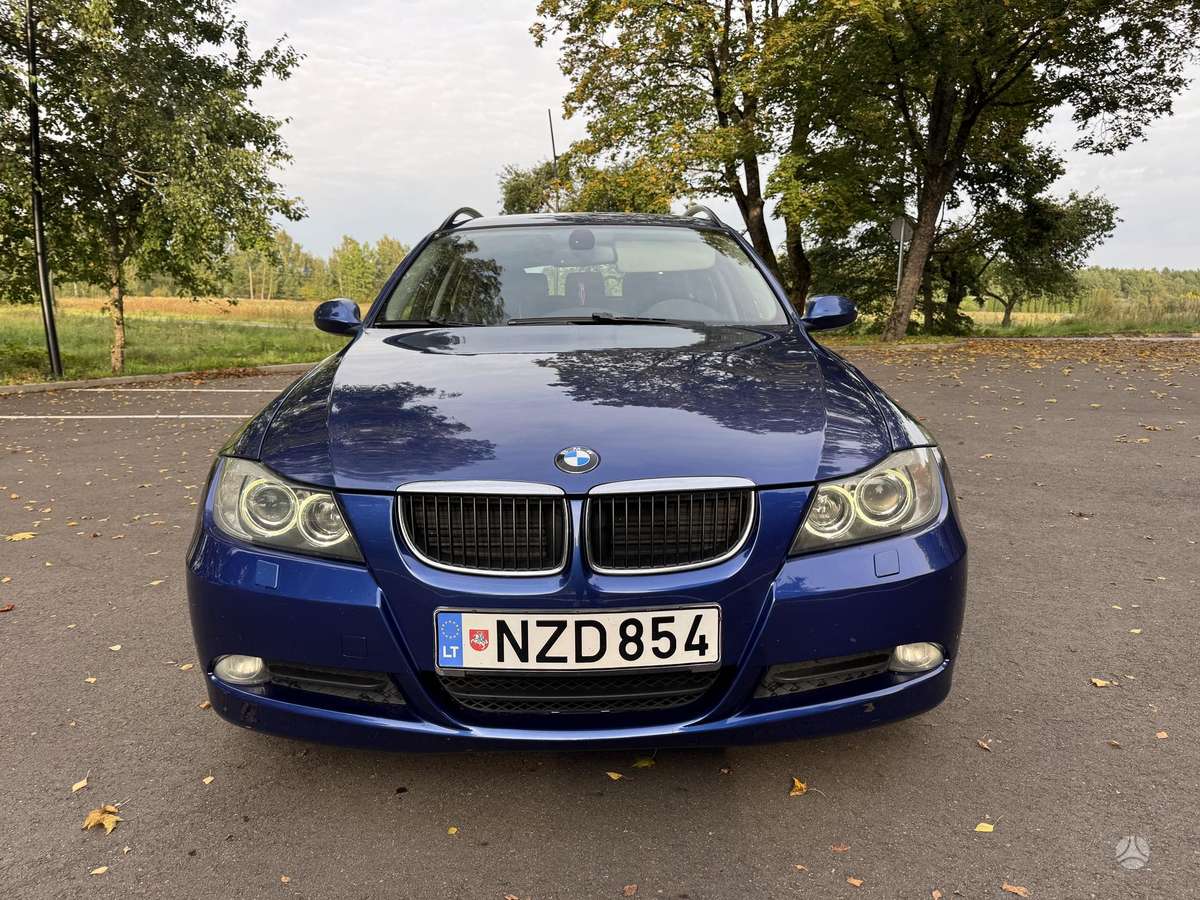 BMW 320 2008 — вигляд ззаду