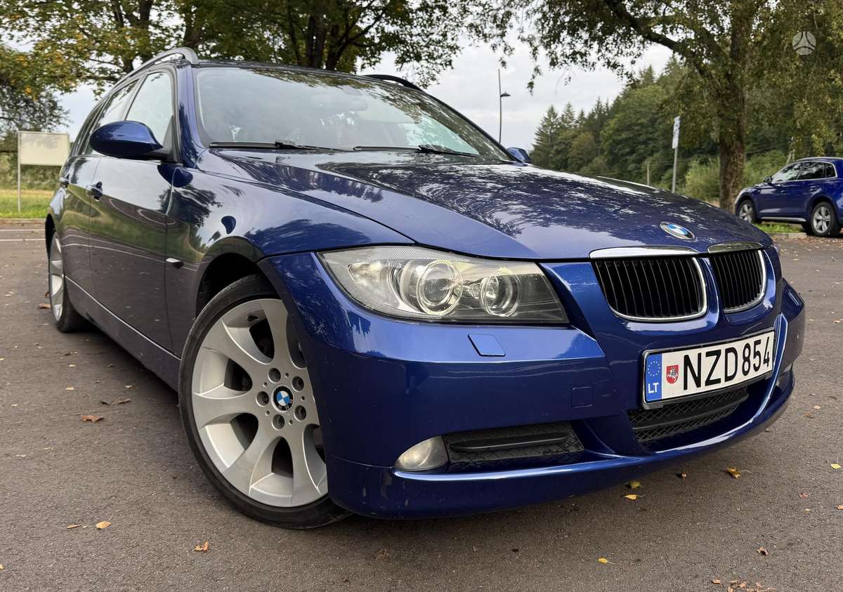 BMW 320 2008 — салон