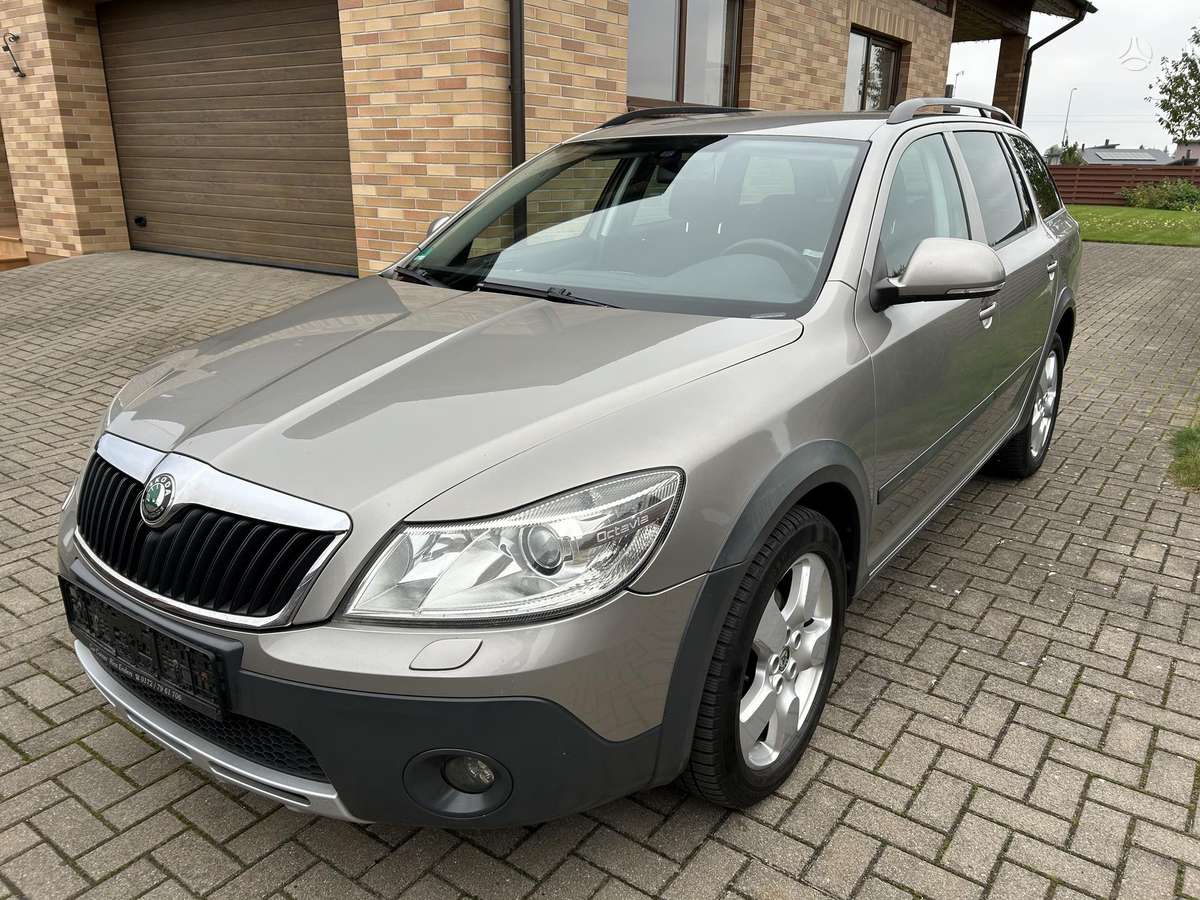 Skoda Octavia 2011 — rear view