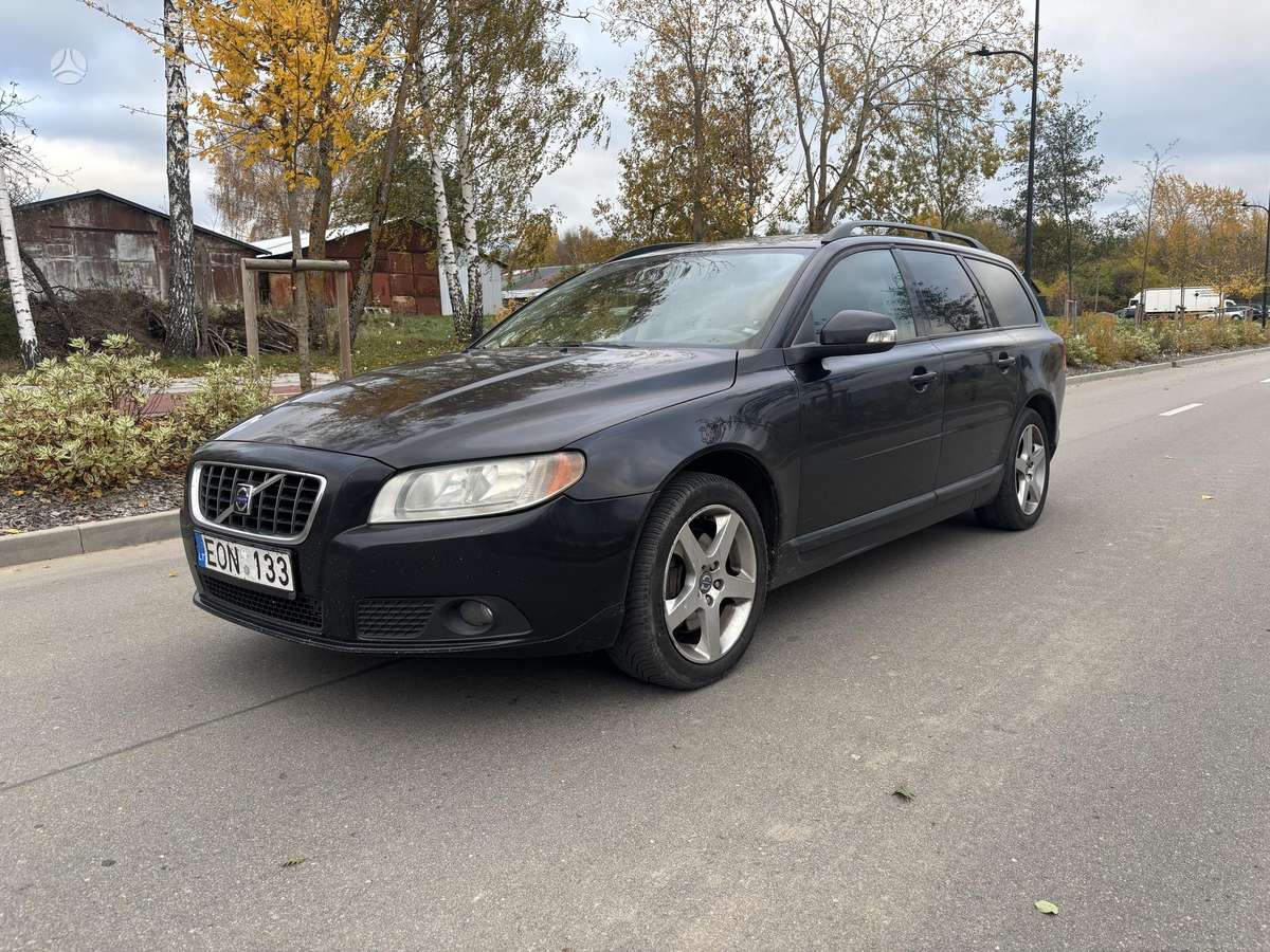 Volvo V70 2008 — rear view