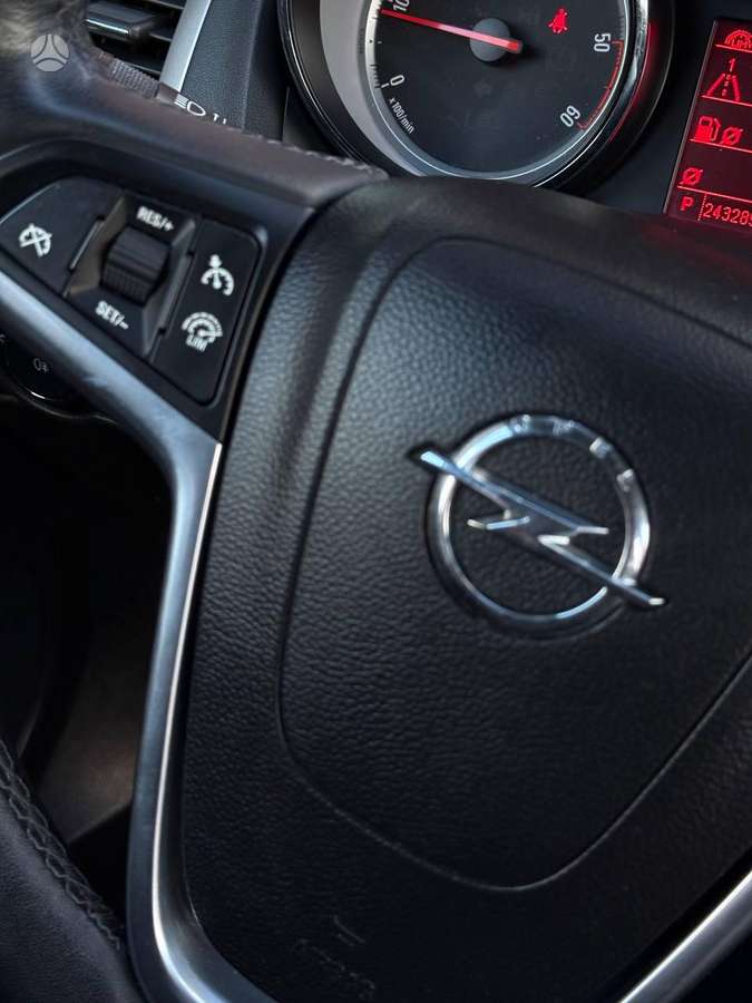 Opel Astra 2013 — photo 18