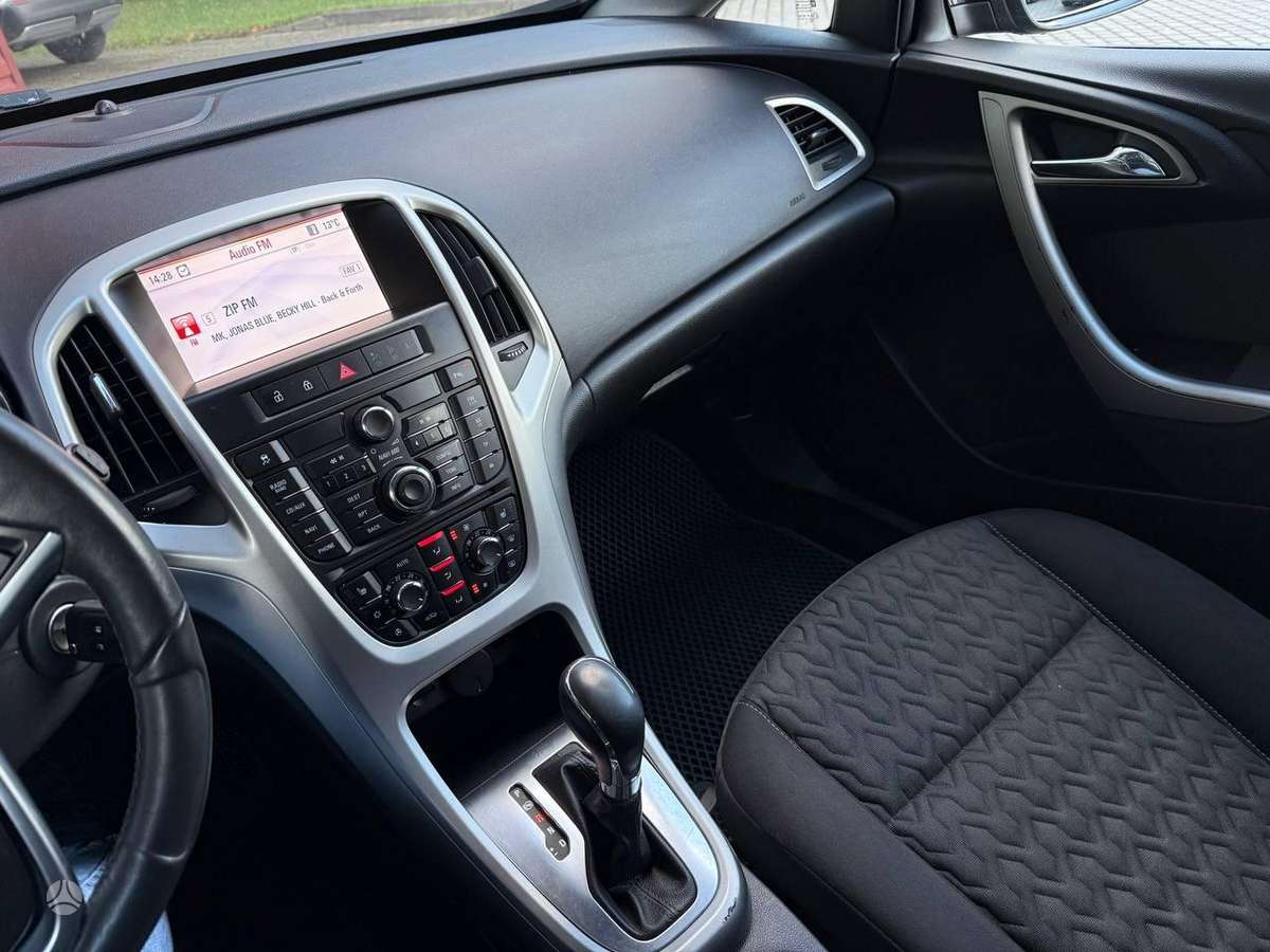 Opel Astra 2013 — photo 23
