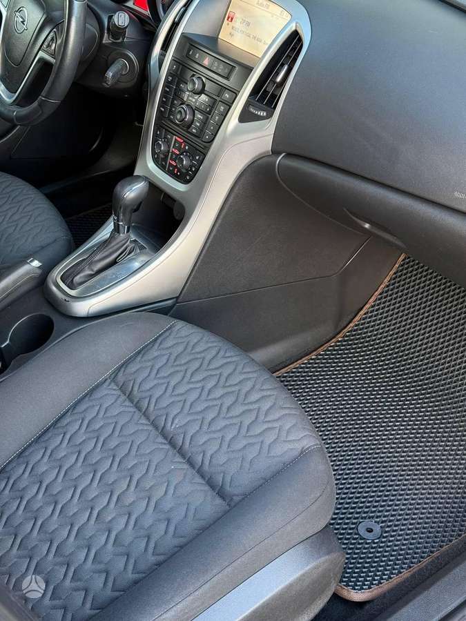 Opel Astra 2013 — photo 28