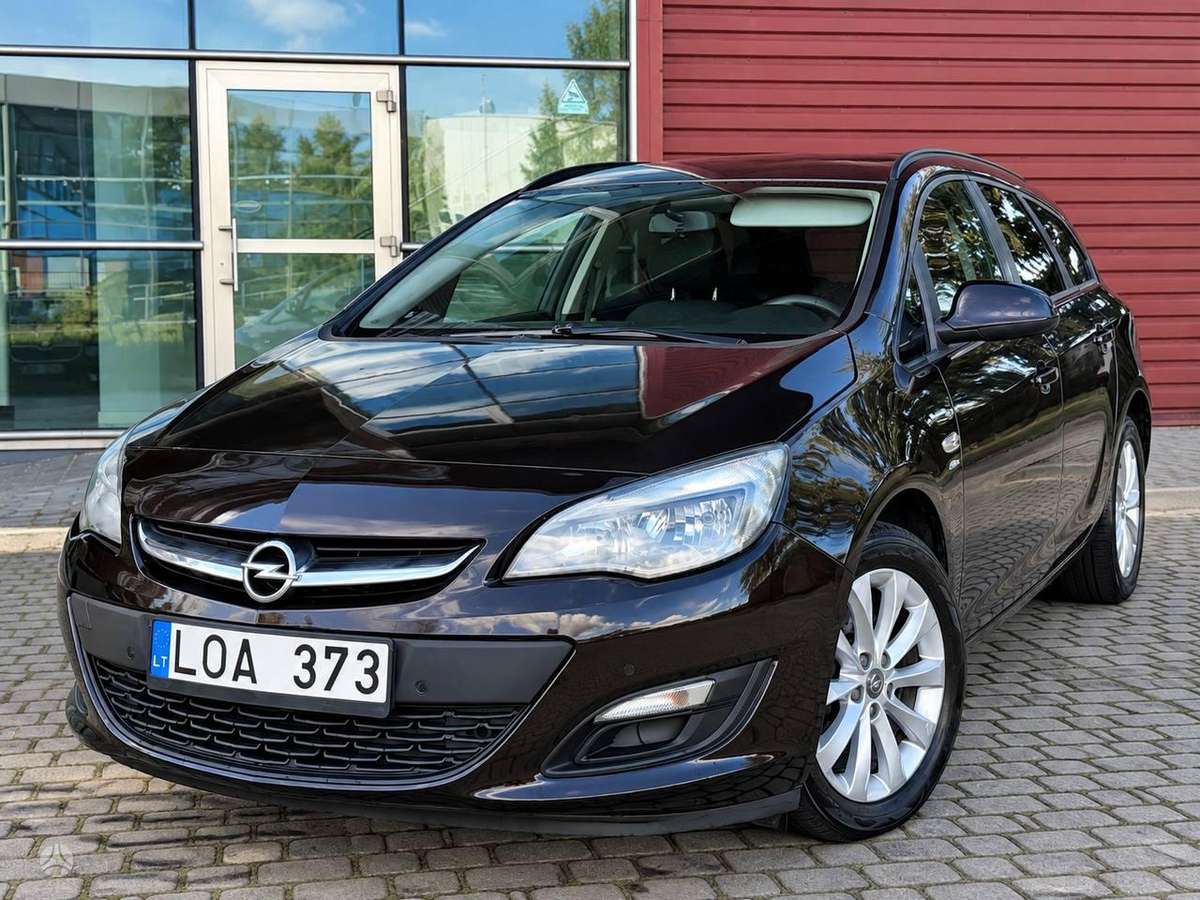 Opel Astra 2013 — interior