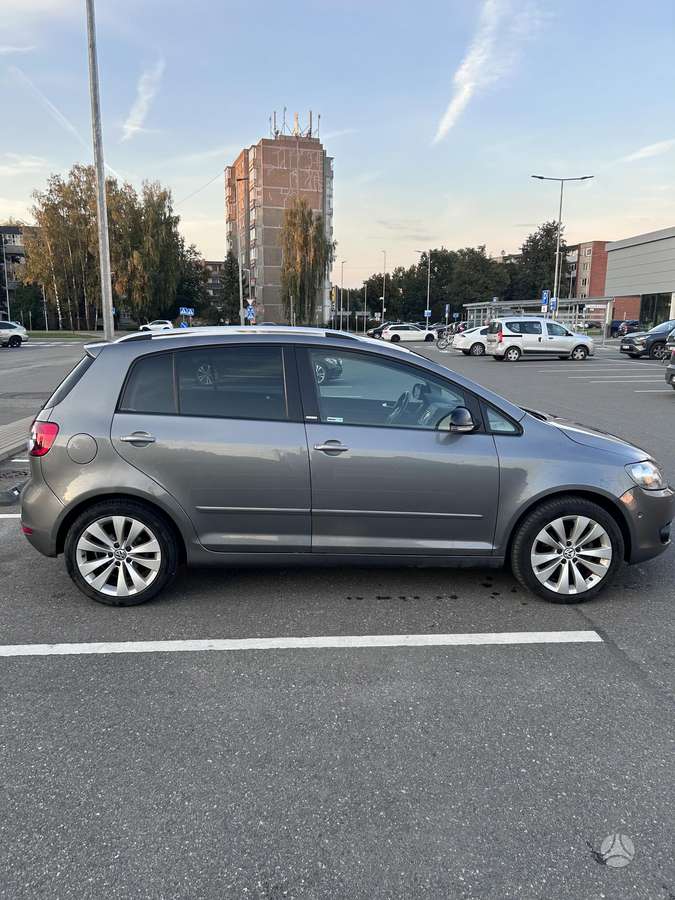 Volkswagen Golf 2011 — салон