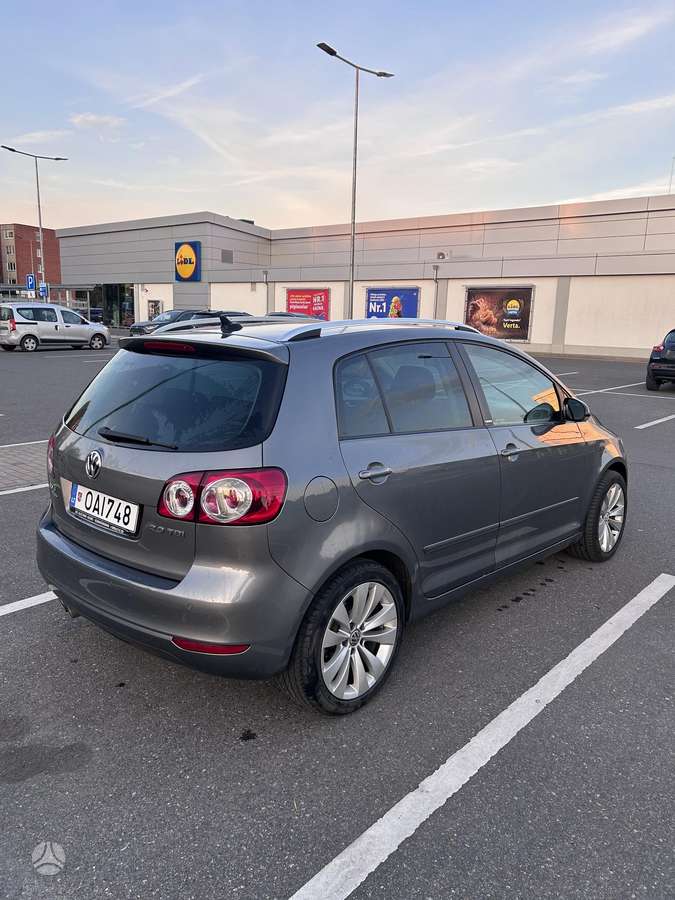 Volkswagen Golf 2011 — двигун 1968 cm³, 140 HP (103kW)
