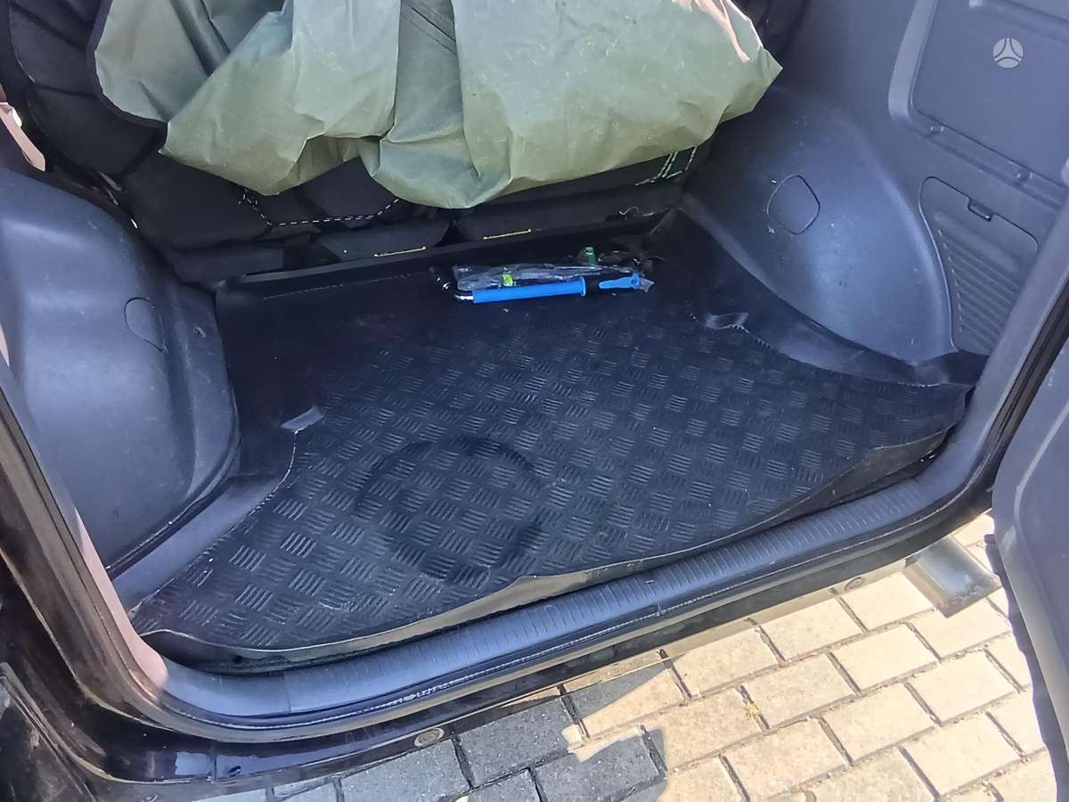 Toyota RAV4 2004 — салон