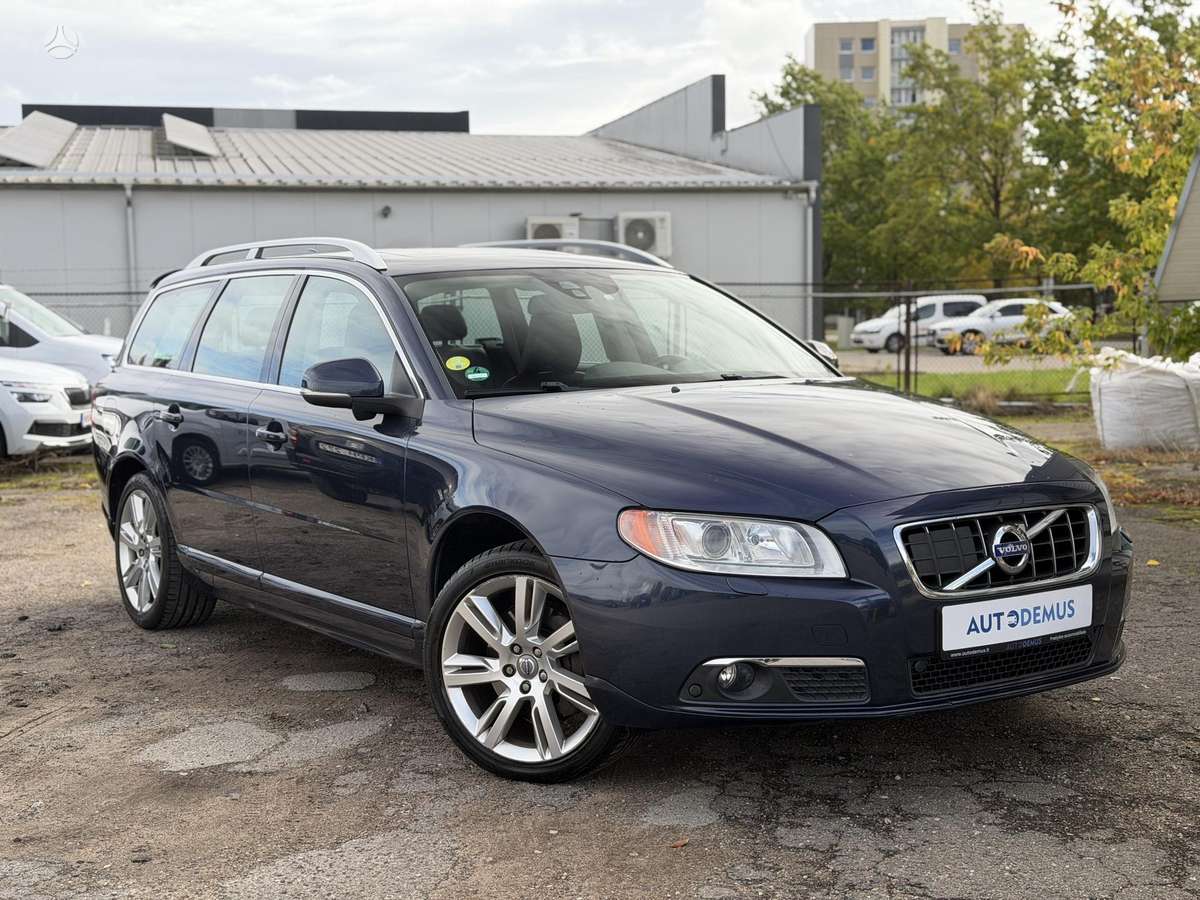 Volvo V70 2012 — rear view