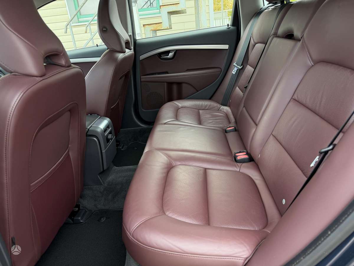 Volvo V70 2012 — photo 24