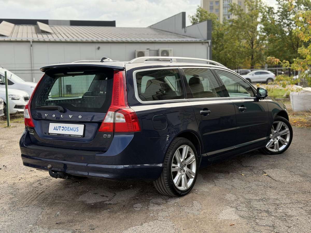 Volvo V70 2012 — interior