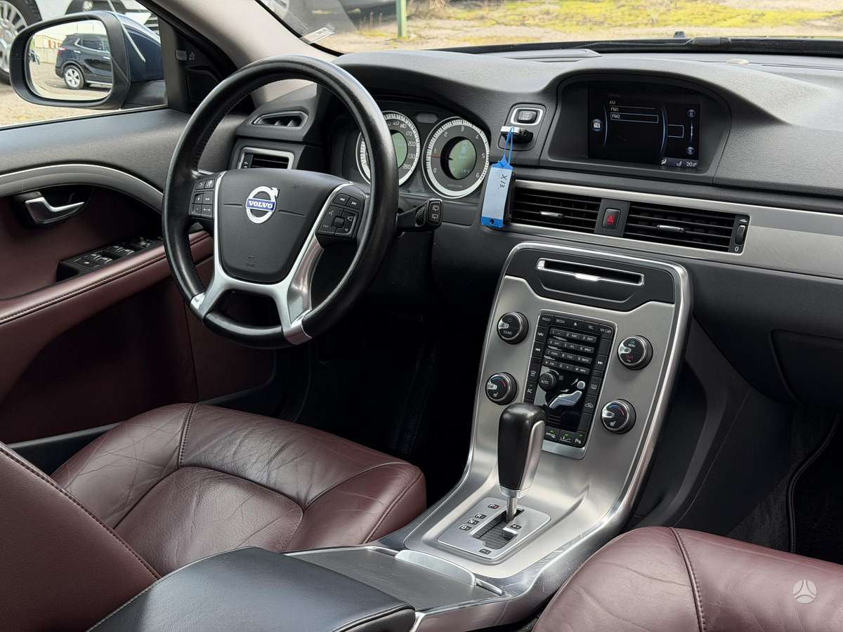 Volvo V70 2012 — photo 30